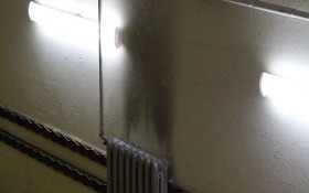 Czarne ściany zachwycą pastelowymi kolorami, a z sufitu przestanie spadać tynk