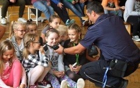 Spotkanie uczniów z Nowej Wsi z funkcjonariuszami Straży Miejskiej