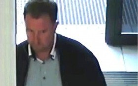 Oświęcim. Policjanci poszukują oszusta. Kto rozpoznaje mężczyznę na zdjęciach z monitoringu