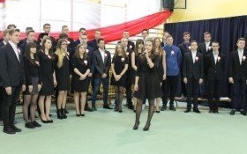 Patriotyczne śpiewanie w "Koperniku" łączy pokolenia