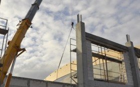 Prace przy budowie sali gimnastycznej w Kętach-Podlesiu idą pełną parą. Obiekt zmienia się z dnia na dzień