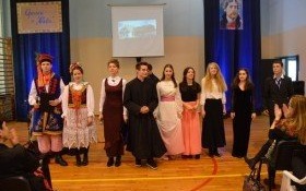 Kolorowo, radośnie i z ludowym przytupem – Dzień Patrona w „Wyspianie”