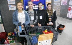 Młodzież z Nowej Wsi zbierała żywność w ramach Świątecznej Zbiórki Żywności