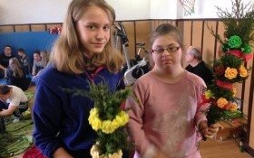 Warsztaty tworzenia palm wielkanocnych z wolontariuszami ZSP nr3 Kęty w Szkole Życia