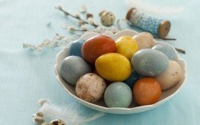 Jak naturalnie barwić jajka? Podajemy kilka propozycji