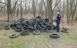 Góra opon przy drodze w Bielanach – sołectwo pięknie wysprzątane na wiosnę, a tu taka „niespodzianka”!