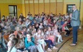 Uczniowie z Nowej Wsi spotkali się z pisarzem Waldemarem Cichoniem