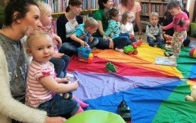 Maluchy w bibliotece