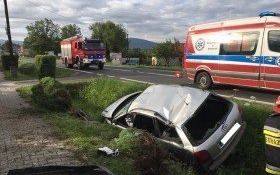 Samochód uderzył w ogrodzenie i dachował