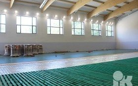 Powstaje nawierzchnia sportowa na sali w Kętach-Podlesiu