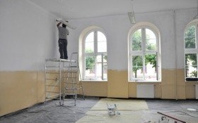 Wakacje sprzyjają inwestycjom. W kęckiej "Jedynce" pędzle poszły w ruch