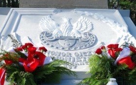 Wiązanki i znicze na znak pamięci i szacunku