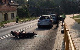 Motocykl uderzył w samochód. Jedna osoba poszkodowana