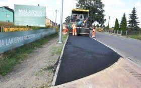 Trwa asfaltowanie ścieżki rowerowej od Bielan do Nowej Wsi