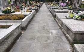 Trwają prace przy alejkach na cmentarzu komunalnym w Kętach