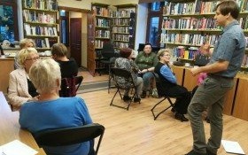 Rozmowy przy wspólnym stole w Gminnej Bibliotece Publicznej