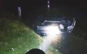 Niebezpieczne dachowanie na torowisku