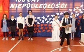 „Tworzymy dla Niepodległej” - szkolny projekt w kęckiej "Trójce"
