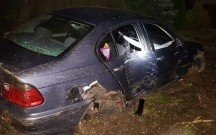 Nietrzeźwy kierowca bez uprawnień „skasował” płot, drzewo i BMW