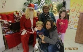 Święty Mikołaj odwiedził seniorów w Witkowicach i ich wnuczęta