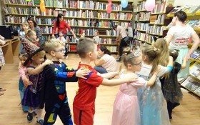 Bal dla najmłodszych czytelników w kęckiej bibliotece