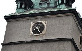 Zegar na wieży kościelnej przy kęckim Rynku znów odmierza czas