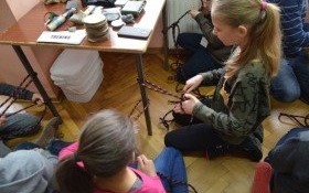 Młodzi studenci uczyli się sztuki przetrwania