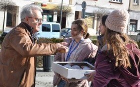 Młodzież częstowała na Rynku pysznymi pączkami