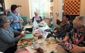 Seniorzy w bibliotece