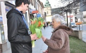 Życzenia i kwiaty dla pięknych Kęczanek!