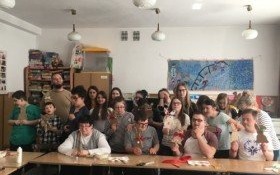 Uczniowie kęckiej "Trójki" świątecznie w Filii SOSW w Kętach – Zajączki Wielkanocne