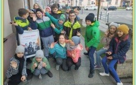 Kobiety, sufrażyzm, kabaretka i szapoklak czyli 4a z „Jedynki” na wystawie „Stulecie kobiet” w kęckim muzeum