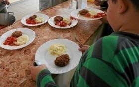 Bezpłatne posiłki w szkołach i przedszkolach - złóż wniosek w kęckim GOPSie!