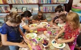 Kreatywne i pełne wrażeń wakacje z biblioteką!