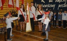 Ślubowanie uczniów klas pierwszych i Dzień Edukacji Narodowej w szkole w Nowej Wsi