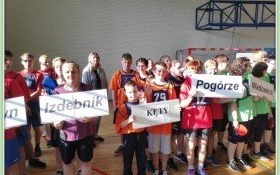 „Jedynki” z tenisem stołowym zmagania, czyli relacja z regionalnego turnieju tenisa stołowego w Choczni