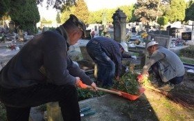 „Wash and go” - porządki na kęckim cmentarzu
