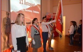 Długi łańcuch ludzkich istnień połączono myślą prostą, żeby Polska żeby Polska, żeby Polska była Polską – Narodowy Dzień Niepodległości w kęckiej „Jedynce”