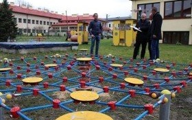 Nowe urządzenia do zabaw już służą dzieciakom z Podlesia
