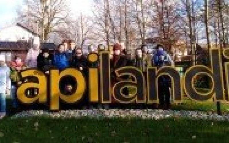 Młodzi studenci z Gminy Kęty w Centrum Pszczelarstwa Apilandia