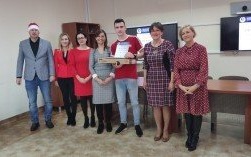 Mikołaj rozdaje prezenty