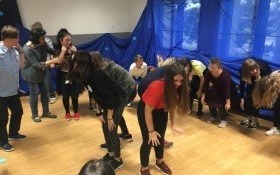 Wolontariusze ZSP nr 3 w Kętach na zabawie andrzejkowej w „Szkole Życia”