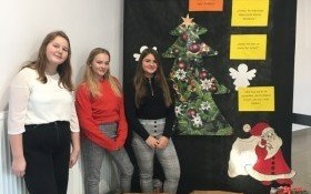 CZAS ŚWIĄT TO CZAS DZIELENIA SIĘ Z DRUGIM CZŁOWIEKIEM – wolontariusze z kęckiej „Trójki” pamiętają o samotnych i potrzebujących