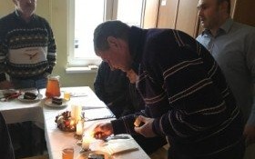 Kęcka „Trójka” łamie się z bezdomnymi opłatkiem