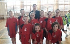 Udział uczennic z ZSP nr 3 Kęty w Turnieju Singli Dziewcząt Kęckiej Akademii Siatkówki