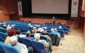 „Bezpieczny senior”. Kolejne spotkanie ze studentami Uniwersytetu Trzeciego Wieku w Kętach