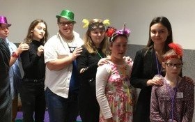 Wolontariusze kęckiej „Trójki” na balu maskowym w „Szkole Życia” w Kętach