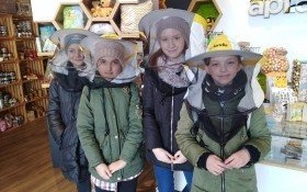 Uczestnicy zajęć świetlicowych w Interaktywnym Centrum Pszczelarstwa „Apilandia” w Kleczy Dolnej