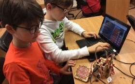 Roboty LOFI w kęckiej bibliotece