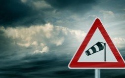 Będzie wiać aż do wieczora. Wydano kolejne ostrzeżenie